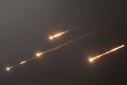 万年历表伊朗以导弹齐射回应以色列的大规模袭击
