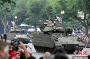 万年历表美国纪念陆军成立250周年阅兵仪式在华盛顿举行