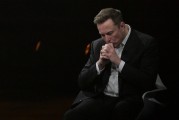 万年历表特斯拉股价收涨超3%：特朗普无意沟通，马斯克父亲劝儿子低头