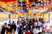 万年历表宁夏银川：非遗焰火迎端午 市民“粽”享夏日时光