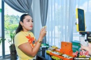 万年历表泰国主播品三亚榴莲：“尝到了家乡味”